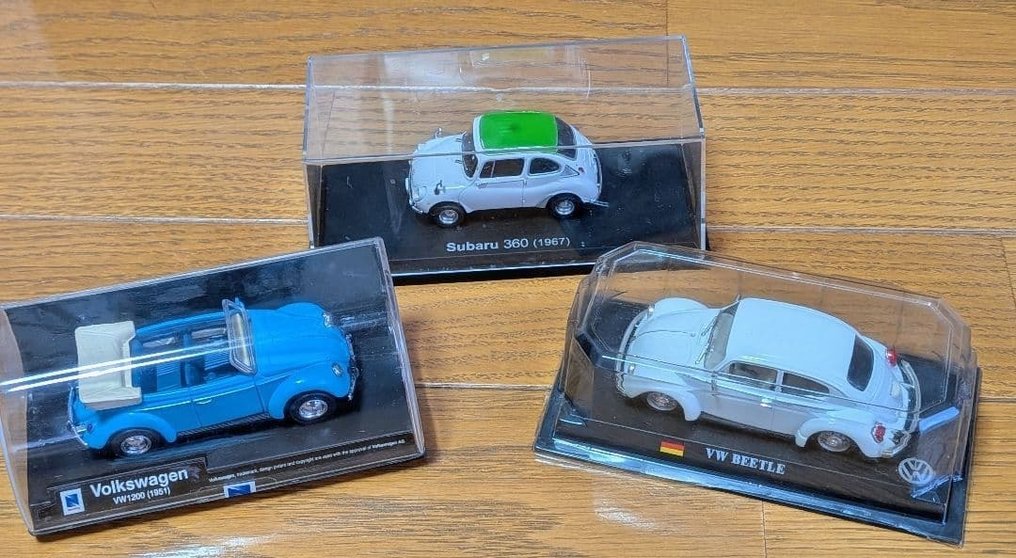 Set of 3 Vintage Die-Cast Model Cars – VW Beetle, VW 1200 (1951), Subaru 360 (1967) – with Display - Modellino di auto #1.0