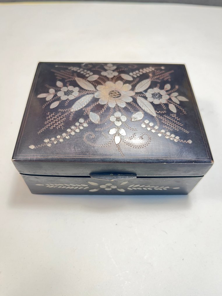 Indisk æske med blomsterindlæg i Bidri-keramik. - Zink, kobber, sølv - intarsi. - Indien - Begyndelsen af det 20. århundrede #1.0