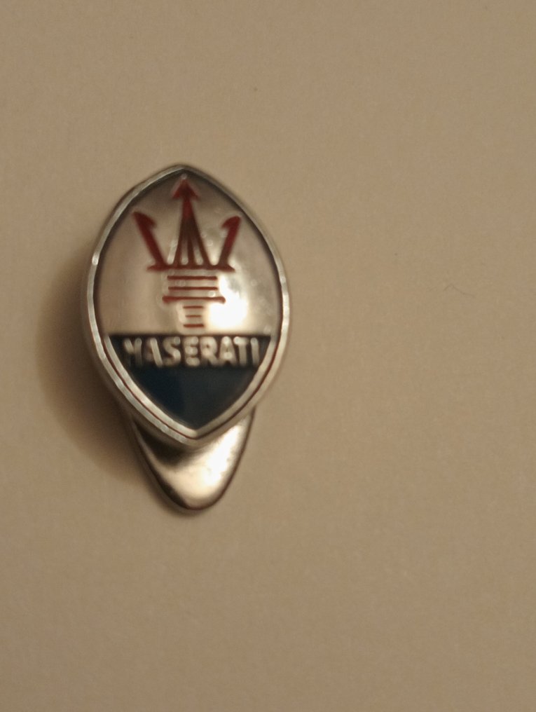 Arvomerkki MASERATI - Italia - 1900 - loppu #3.2