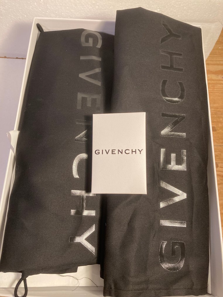 Givenchy - Baskets basses - Taille : EU 43 #4.3