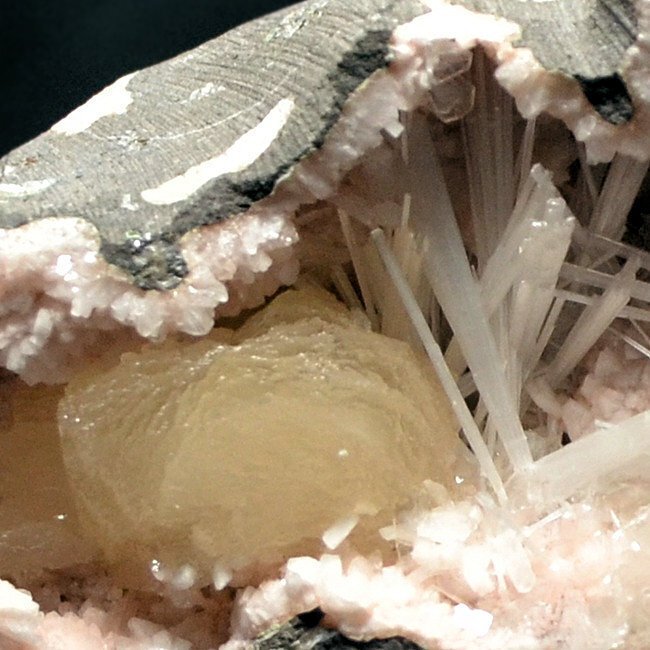 Beautiful Scolecite Specimen - Height: 5 cm - Width: 8 cm- 300 g #2.1