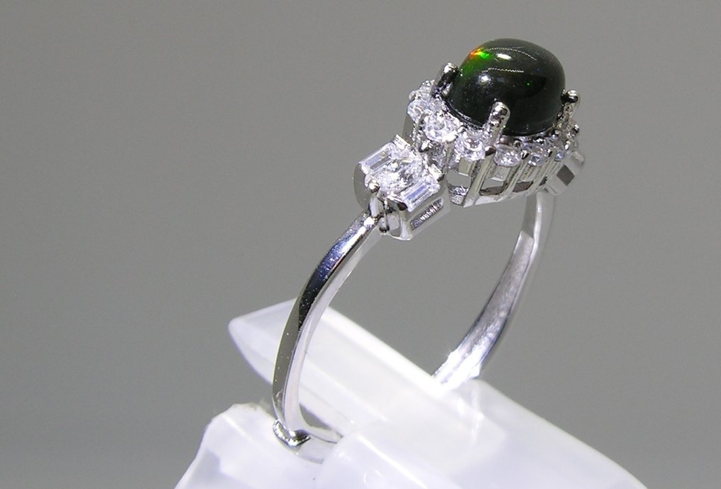 Opal Ring - Height: 26 mm - Width: 20 mm- 2.6 g - (1) #1.0