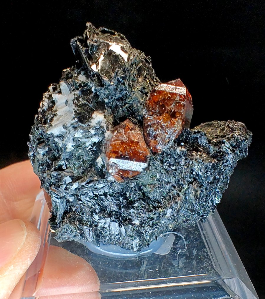 Precious zircon gemstone on a matrix. - Height: 5 cm - Width: 5 cm- 60 g #1.0