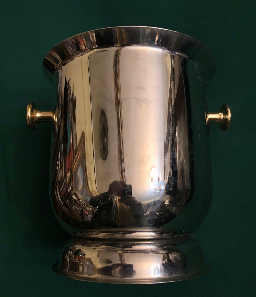 Συντηρητής σαμπάνιας - Ένα ελκυστικό ιταλικό ψυγείο σαμπάνιας, από ασημί χάλυβα, με χρυσά χειριστήρια. - χρυσωμένο και ασημωμένο ατσάλι #1.0