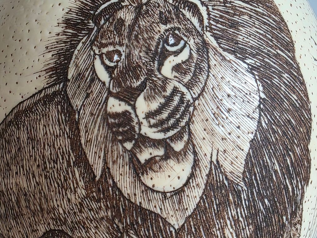 Ekskluzywna grawerowana wydmuszka strusia: realistyczna, etniczna sztuka dekoracyjna - Γλυπτό, "Lew" - 14.5 cm - κέλυφος αυγού #3.2