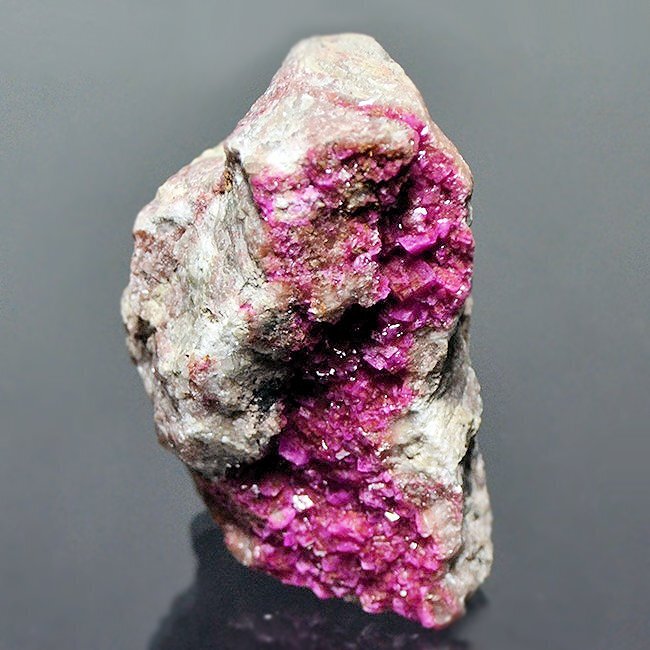 Cobaltoan Calcite Kristalle auf Muttergestein - Höhe: 7 cm - Breite: 4 cm- 170 g #3.2