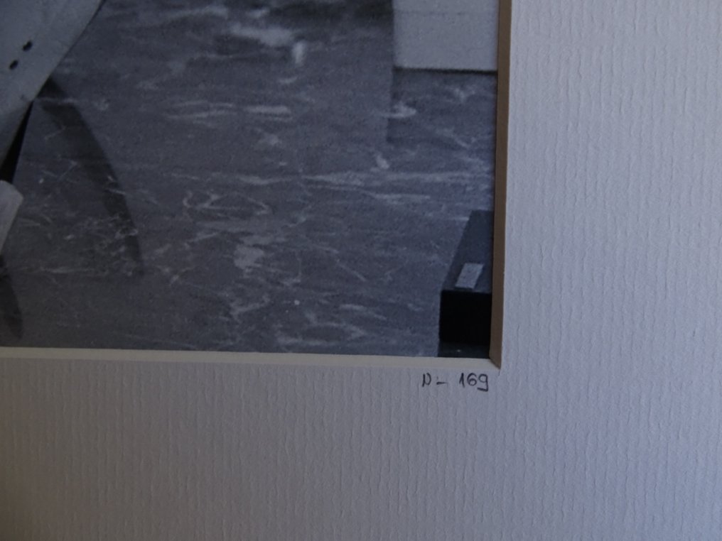 John Dominis. - Steve McQueen with gun #4.3