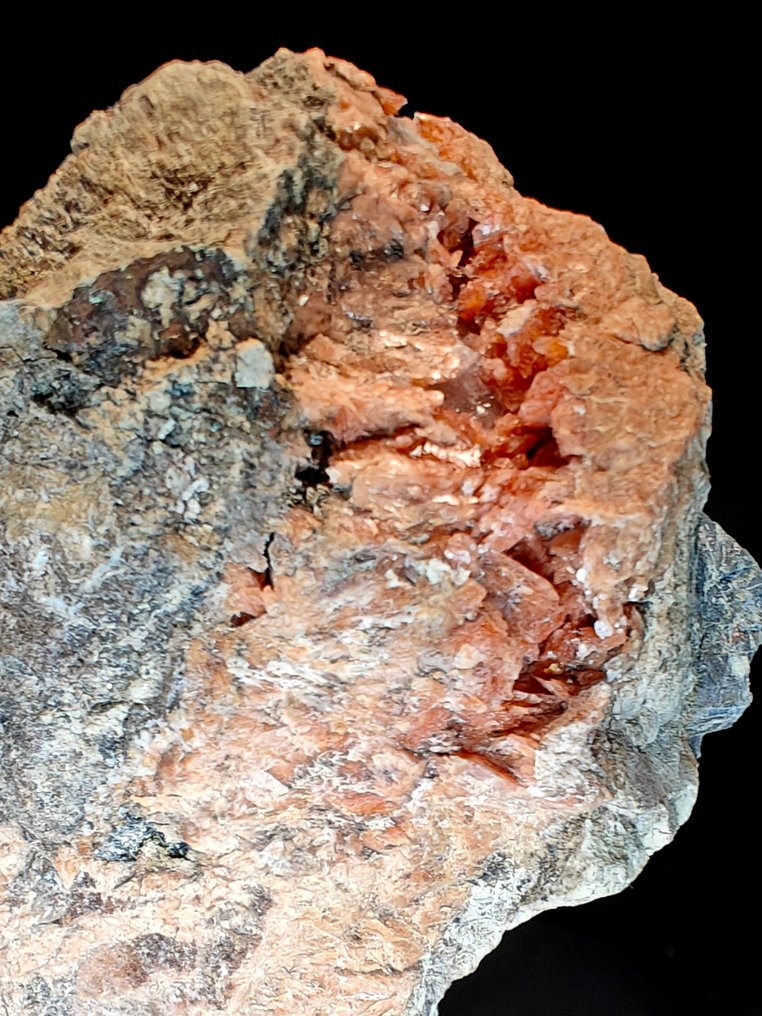 Deep pink crystals of rhodonite with native copper. - Height: 11 cm - Width: 7 cm- 645 g #1.0