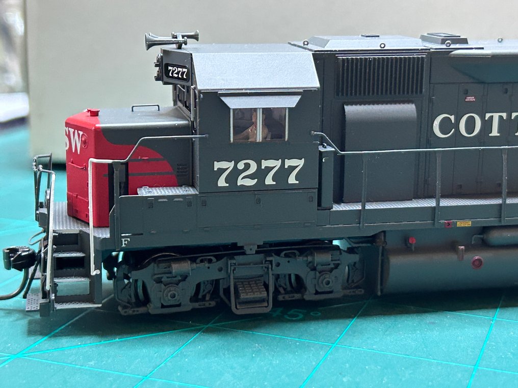 Atlas H0 - 9189 - Lokomotywa spalinowo-elektryczna (1) - EMD GP-40 - SSW Cotton Belt #2.1