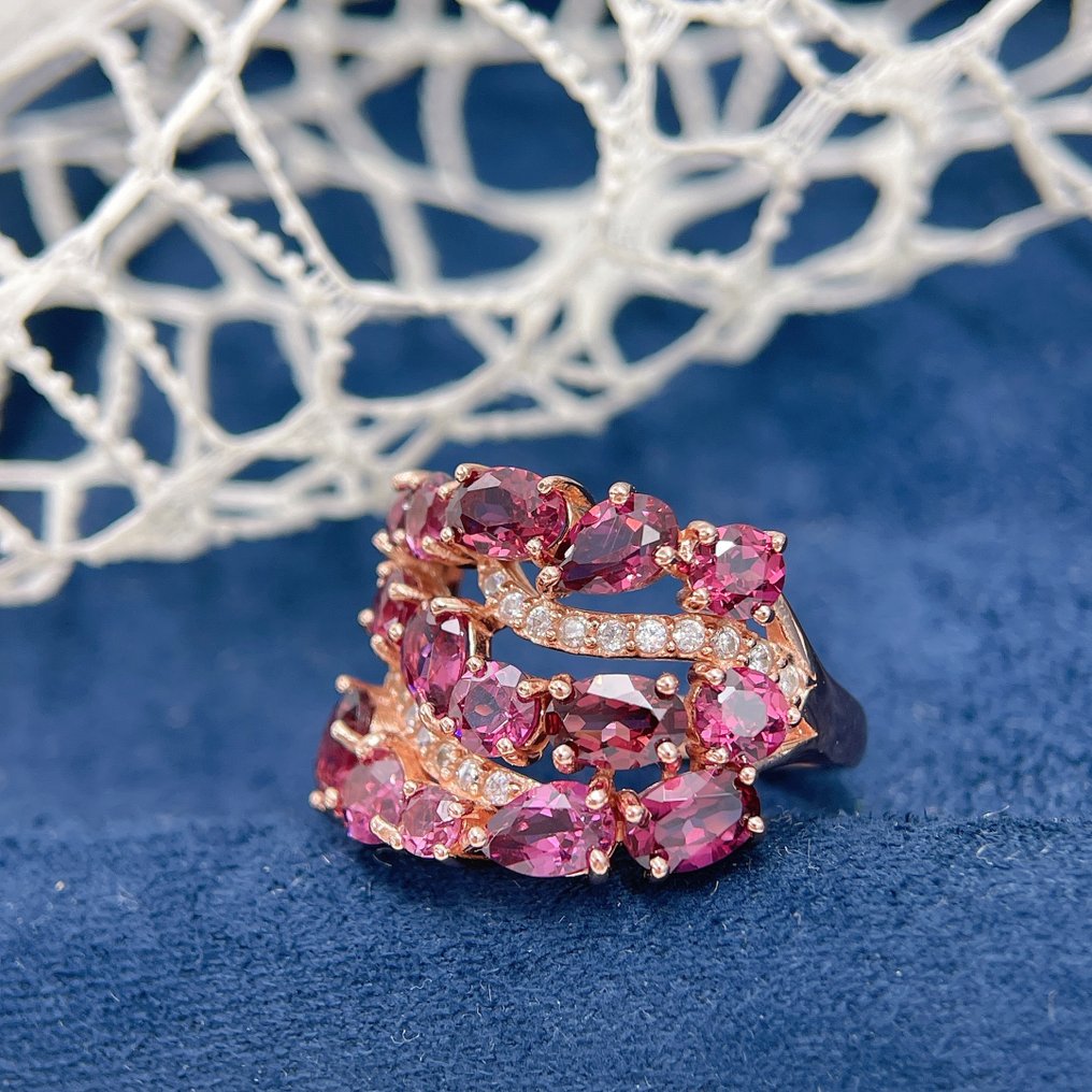 ***SANS RÉSERVE*** Bague statement en argent sterling avec une pierre de 6,2 ct violet-rouge Bague de créateur multi-pierres- 5.8 g - (1) #4.3