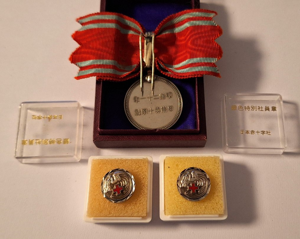 日本 - 奖章 - Three Japanese Imperial Red Cross sterling Silver Medals 1941 with original silk ribbon and large #3.2