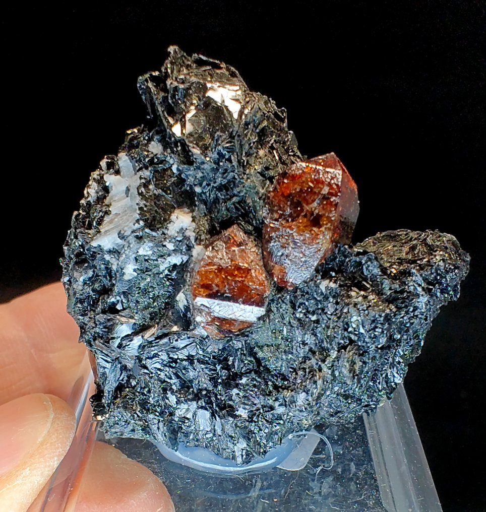 Precious zircon gemstone on a matrix. - Height: 5 cm - Width: 5 cm- 60 g #3.2