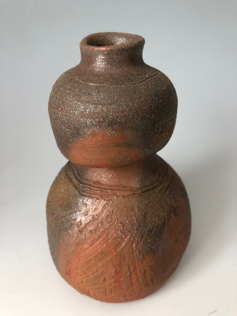 Ένα εκλεπτυσμένο μπουκάλι sake από Bizen ware (tokkuri) από τον διακεκριμένο Ιάπωνα κεραμιστή Ιτσίρο - Κεραμικό - Ιαπωνία - Shōwa period (1926-1989) #1.0