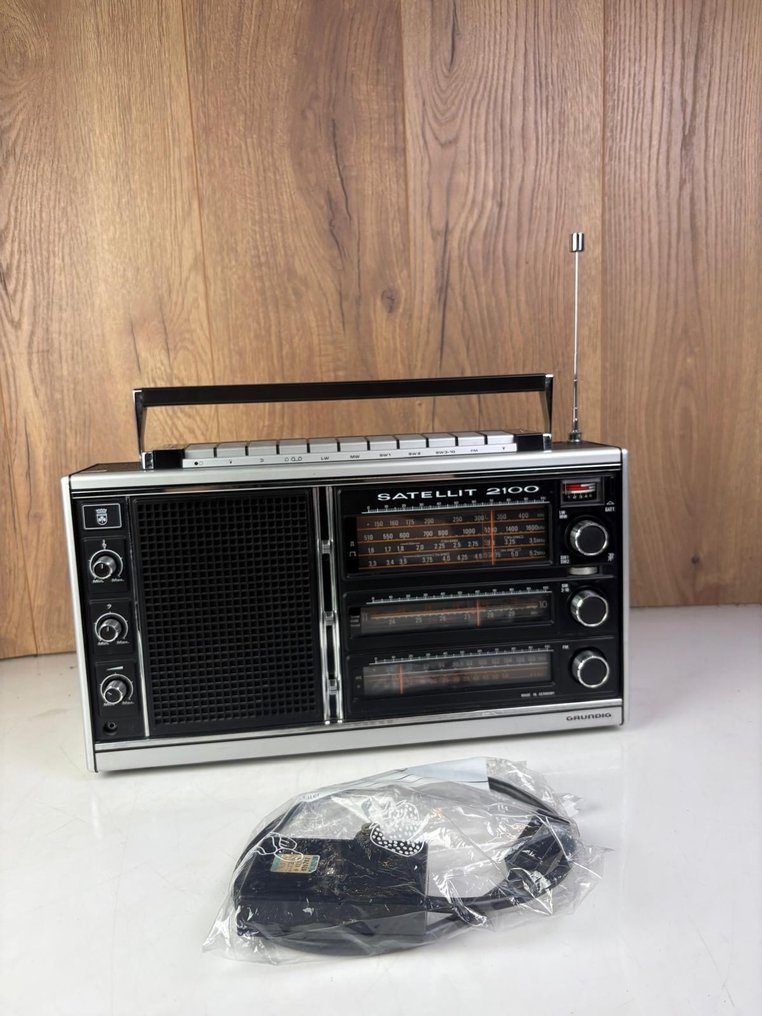 Grundig - Satellit 2100 Radio #1.0