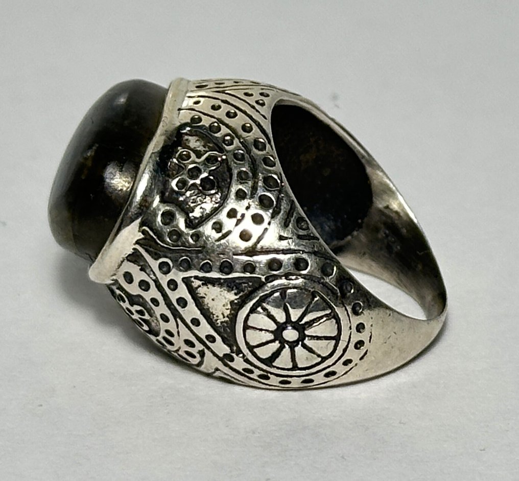 925纯银戒指,配金色天然拉布拉多石。手工制作。 - 戒指 - 20世纪下半叶 #1.0