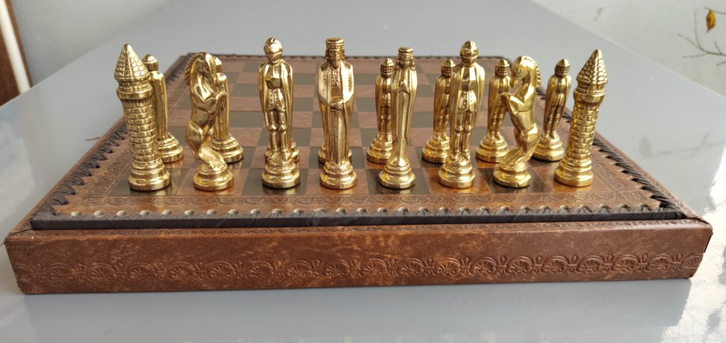 Set di scacchi - medievali in metallo dorato e bronzato, produzione greca anni ’80-’90, Re 8 cm – lega zama con #1.0