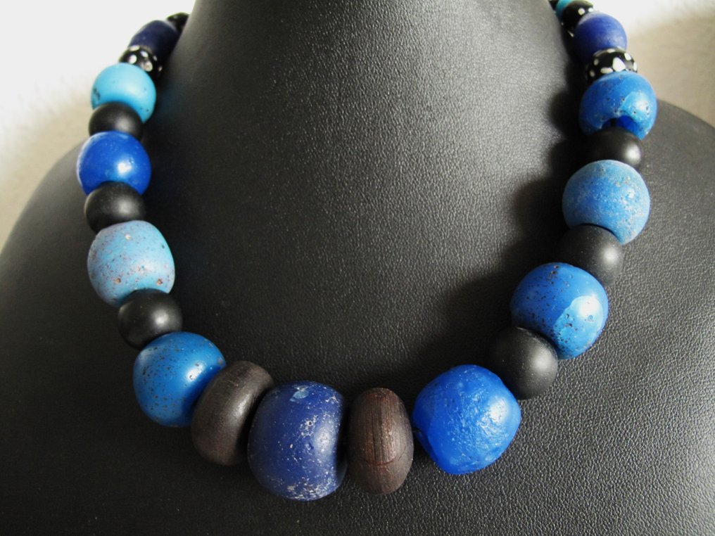 Μετα-μεσαιωνική Γυαλί 2 σειρές από παλιά γυάλινα μαργαριτάρια. (χωρίς τιμή ασφαλείας) #3.2