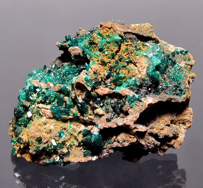 Dioptas Kristalle auf Muttergestein - Höhe: 5.5 cm - Breite: 8 cm- 110 g #1.0