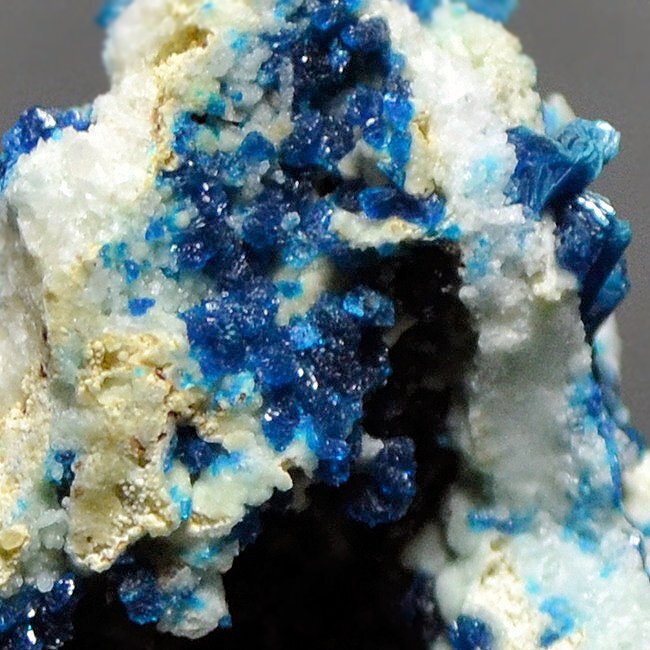 Rare Veszelyite Crystals on matrix - Height: 3 cm - Width: 2.5 cm- 22 g #2.1