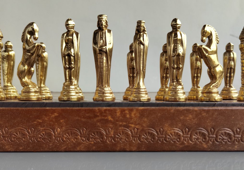 Set di scacchi - medievali in metallo dorato e bronzato, produzione greca anni ’80-’90, Re 8 cm – lega zama con #4.3