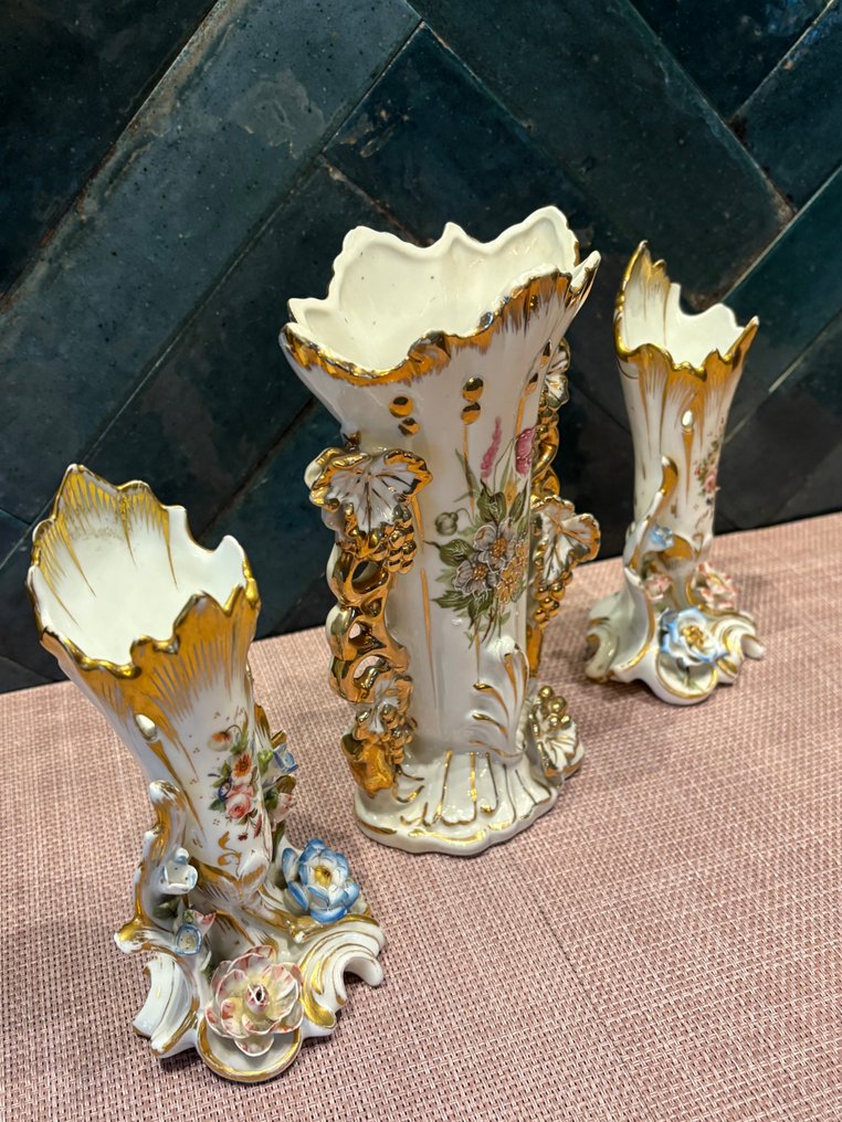 Vase (3) - Cornes de vases, autel, artisanat. - Or, Porcelaine - 19e siècle, Vieux-Brussels. #4.3