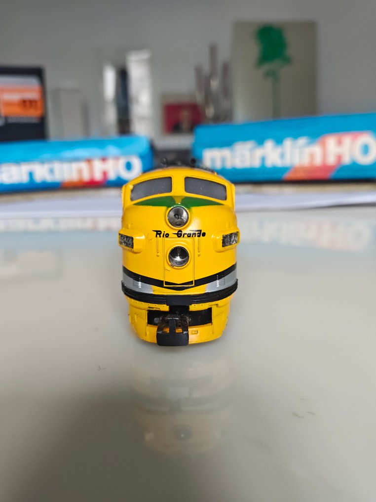Märklin H0 - 3062, 4062 - 柴油火車 (2) - 一辆由Märklin生产的HO系列F7火车头,属于Rio Grande,涂装为黄色和黑色。附带原装盒子。 - Rio Grande #1.0