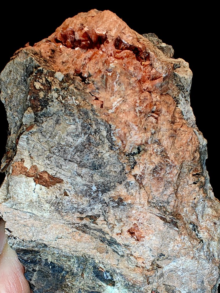 Deep pink crystals of rhodonite with native copper. - Height: 11 cm - Width: 7 cm- 645 g #3.2