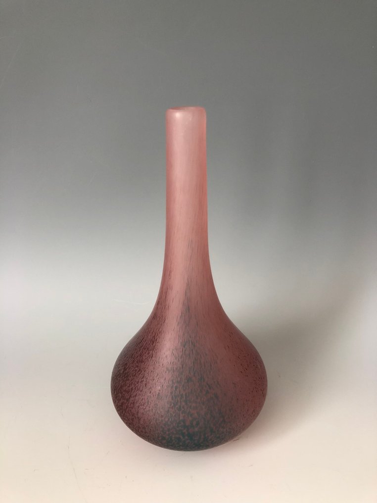 由著名当代玻璃艺术家岩田久利(Hisatoshi Iwata)创作的精致日本艺术玻璃花瓶。 - 玻璃 - 日本 - 昭和年代(1926-1989) #2.1