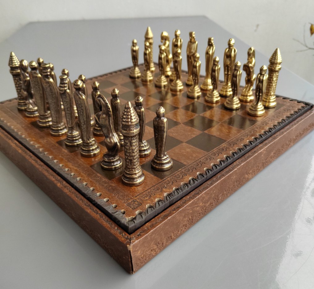 Set di scacchi - medievali in metallo dorato e bronzato, produzione greca anni ’80-’90, Re 8 cm – lega zama con #1.0