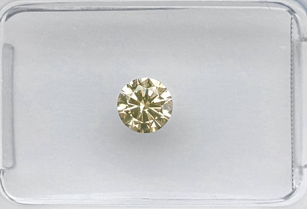 χωρίς τιμή ασφαλείας - 1 pcs Διαμάντι  (Φυσικού χρώματος)  - 0.33 ct - Στρογγυλό - Fancy Πρασινωπό Κίτρινο - VVS2 - International Gemological Institute (IGI) #1.0