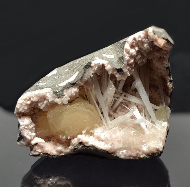 Beautiful Scolecite Specimen - Height: 5 cm - Width: 8 cm- 300 g #1.0