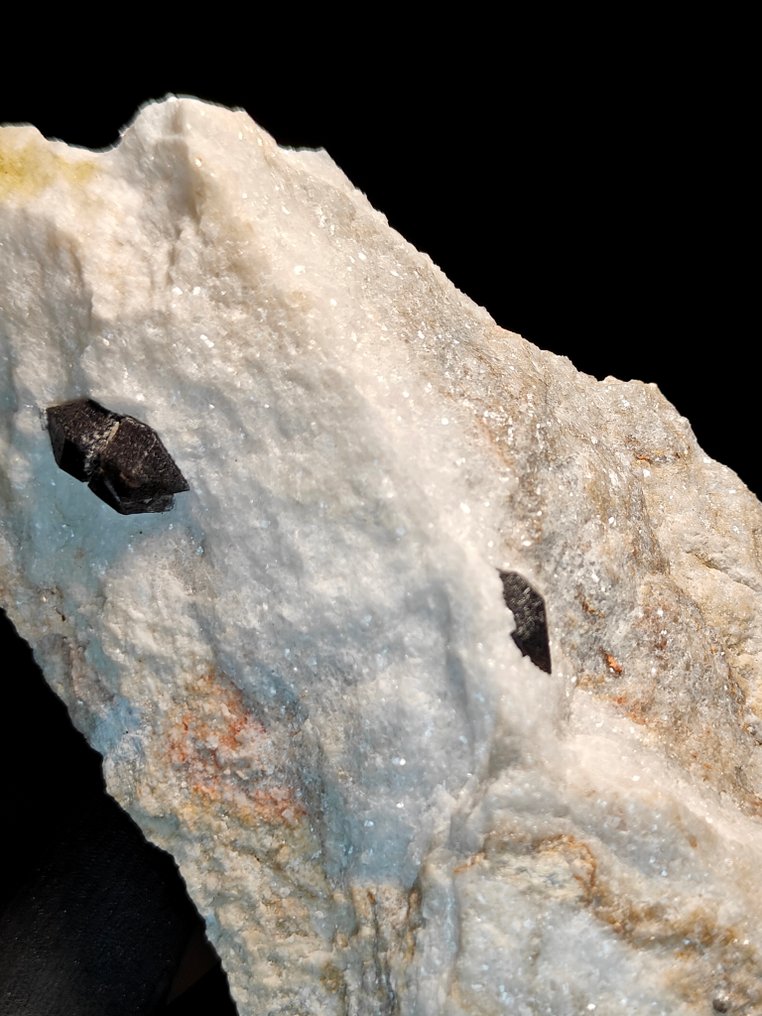 Μαύρος χαλαζίας σε ανιδρίτη. - Ύψος: 19 cm - Πλάτος: 10 cm- 1650 g #2.1