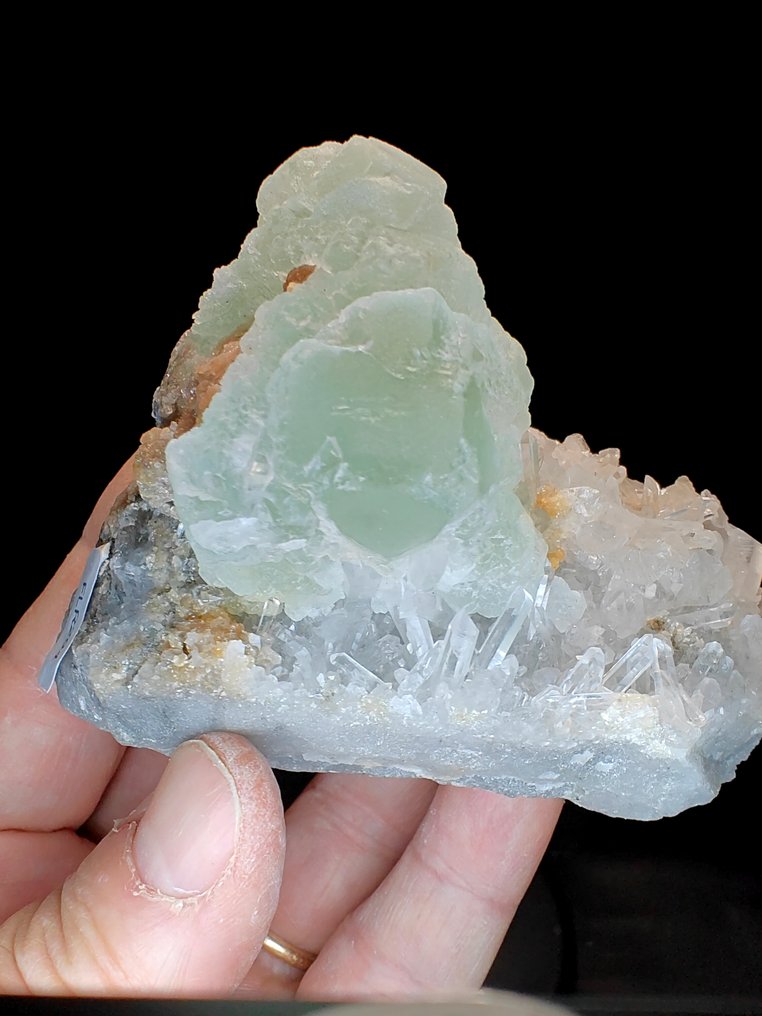 Fluorite in grandi cristalli su quarzo Fluorescente - Altezza: 10 cm - Larghezza: 5 cm- 350 g #4.3