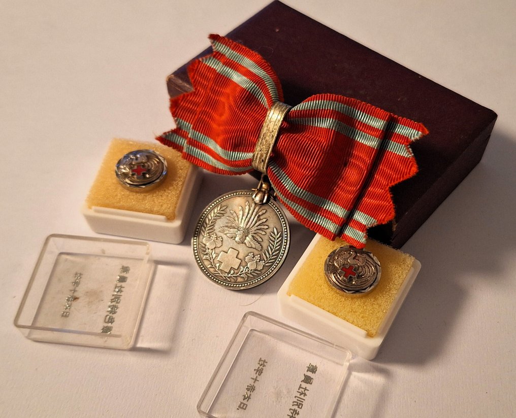 日本 - 奖章 - Three Japanese Imperial Red Cross sterling Silver Medals 1941 with original silk ribbon and large #1.0