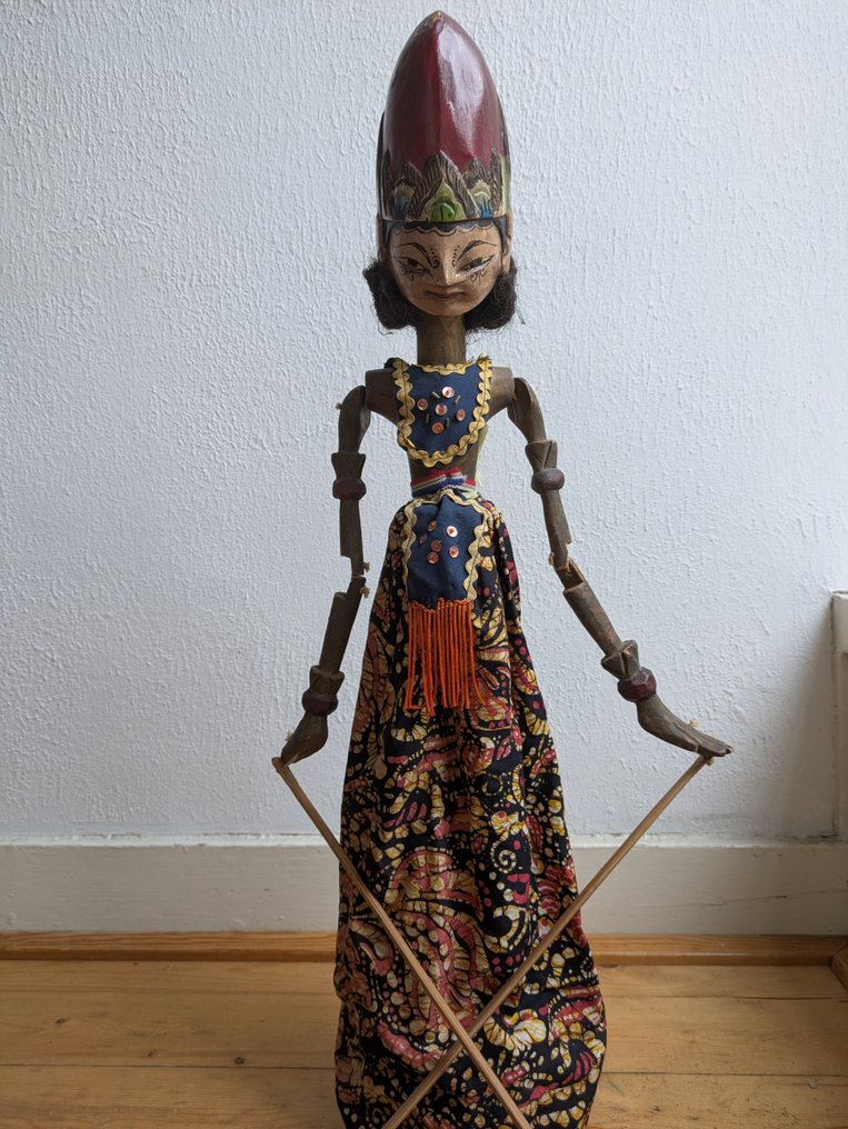 Wayang golek (5) - Træ, batikstof, fløjl, perler og palietter. - 1960-1970, 1970-1980 #2.1