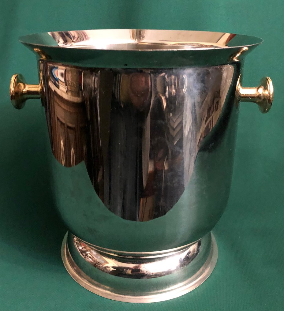 Συντηρητής σαμπάνιας - Ένα ελκυστικό ιταλικό ψυγείο σαμπάνιας, από ασημί χάλυβα, με χρυσά χειριστήρια. - χρυσωμένο και ασημωμένο ατσάλι #1.0