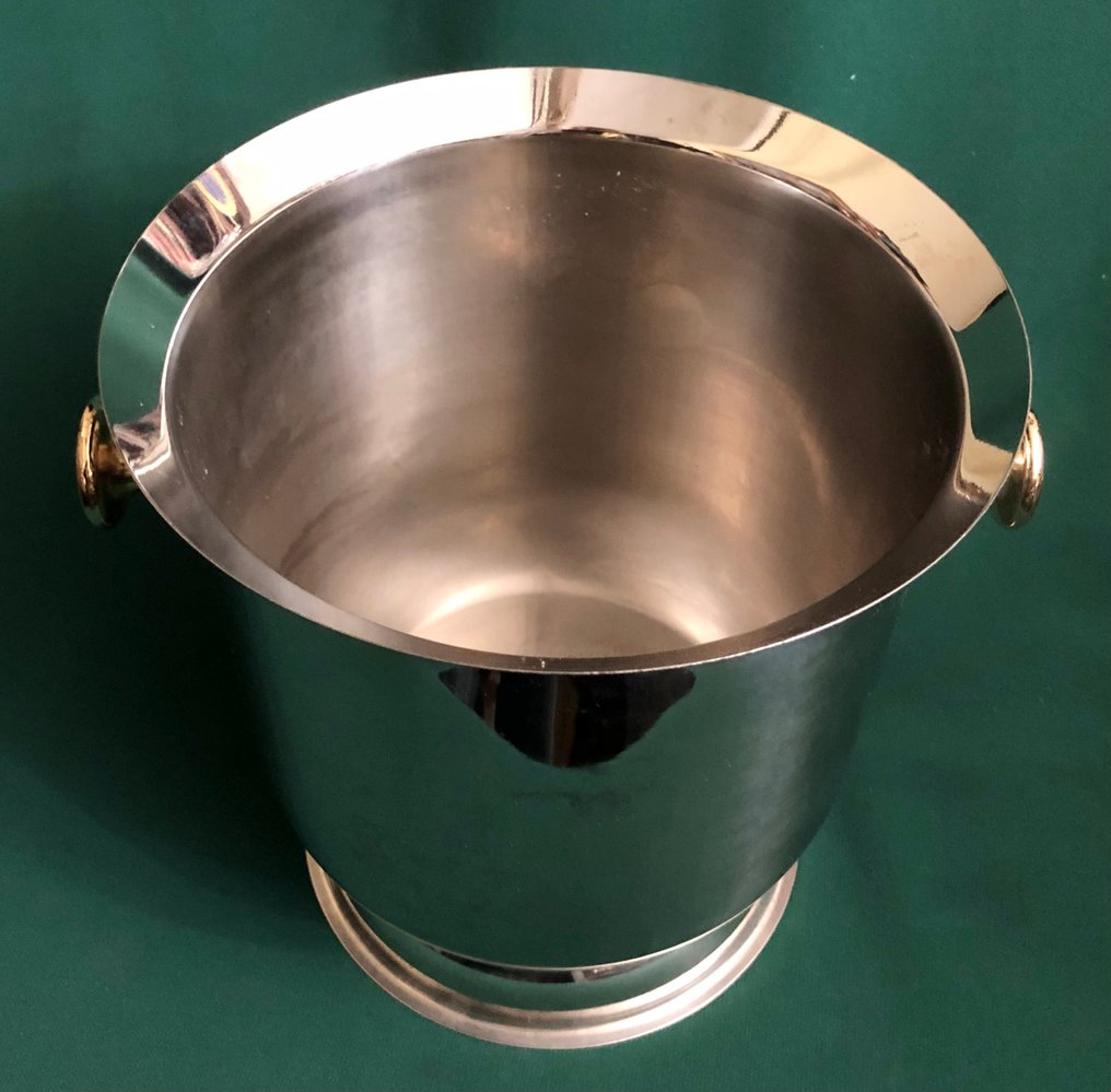 Συντηρητής σαμπάνιας - Ένα ελκυστικό ιταλικό ψυγείο σαμπάνιας, από ασημί χάλυβα, με χρυσά χειριστήρια. - χρυσωμένο και ασημωμένο ατσάλι #4.3