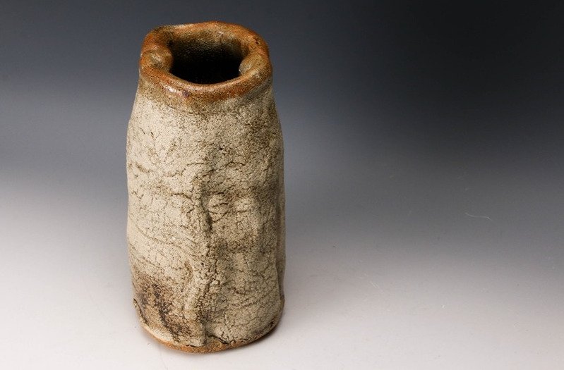 Βάζο λουλουδιών με γυαλισμένο με στάχτη φινίρισμα. - Κεραμικό - 河本五郎 Kawamoto Goro (1919-1986) - Ιαπωνία - 1900-2000 #1.0