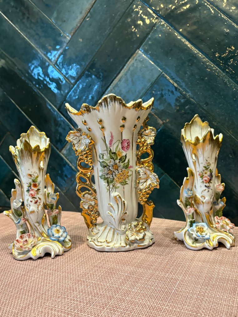 Vase (3) - Cornes de vases, autel, artisanat. - Or, Porcelaine - 19e siècle, Vieux-Brussels. #3.2