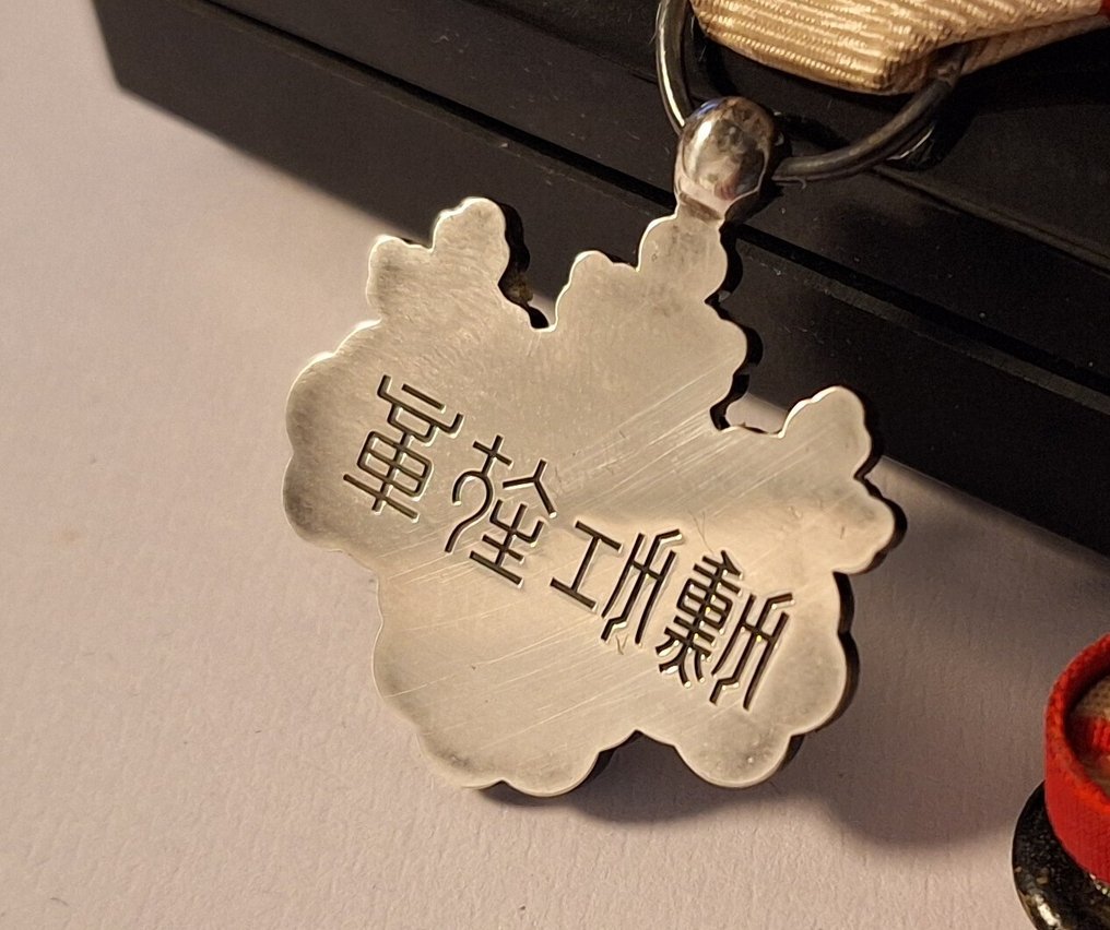 日本 - 陆军/步兵 - 奖章 - Silver Japanese Order of the Rising Sun 8th class with ribbon, badgepin and lacquered special box #4.3