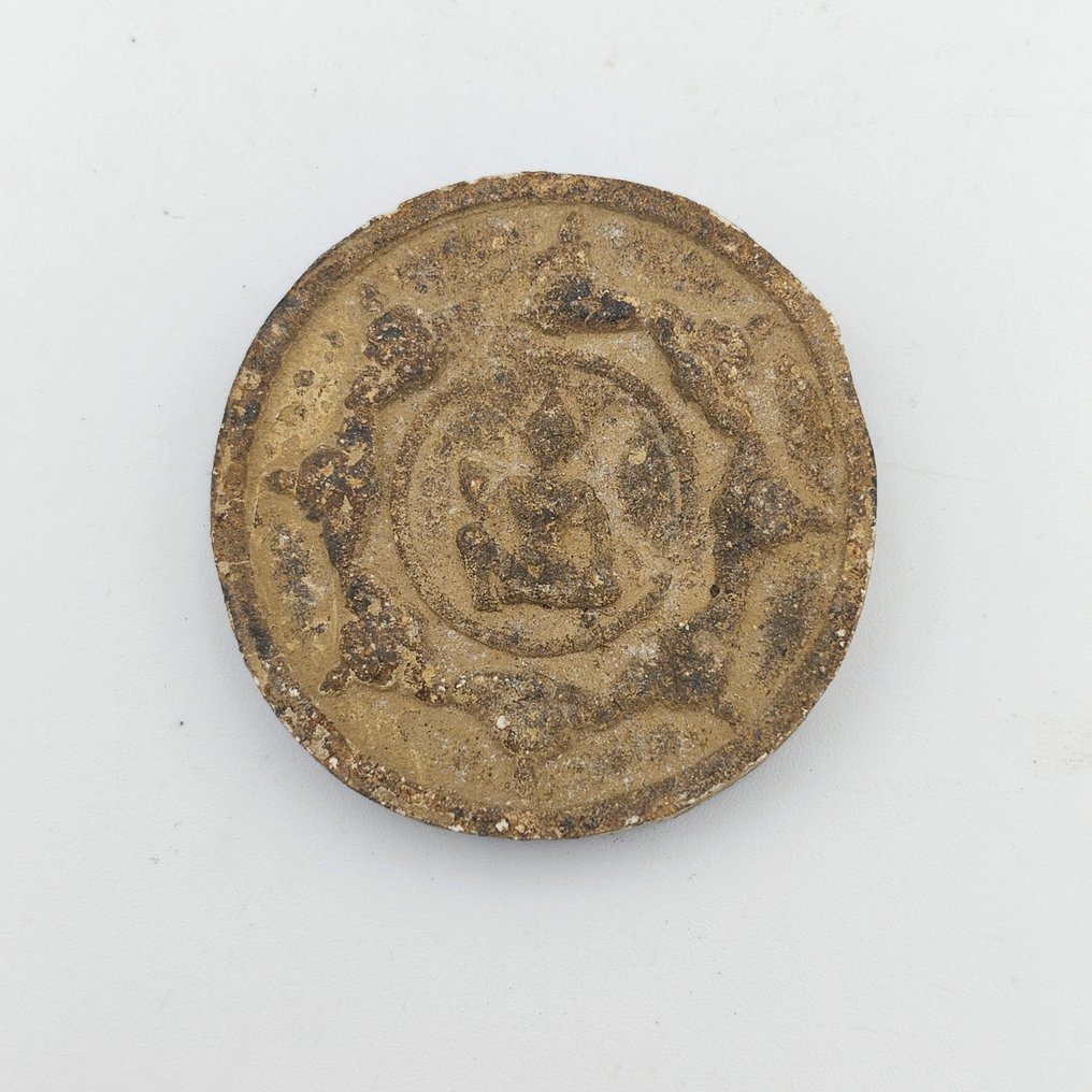 古代印度支那，素可泰王国 Terracotta 佛教珠宝遗物——坐佛莲花供奉牌 - 50 mm  (没有保留价) #1.0