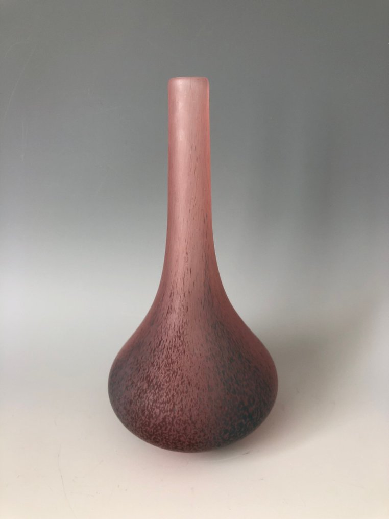 由著名当代玻璃艺术家岩田久利(Hisatoshi Iwata)创作的精致日本艺术玻璃花瓶。 - 玻璃 - 日本 - 昭和年代(1926-1989) #1.0