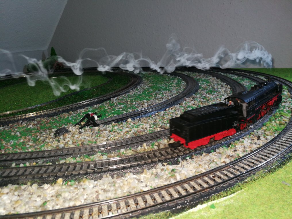 Märklin, Roco H0 - 04065S - Machetă tren (7) - BR 18 473 cu generator de fum și iluminare LED și set de vagoane cu știucă (ediție specială) - DR (DRB) #2.1