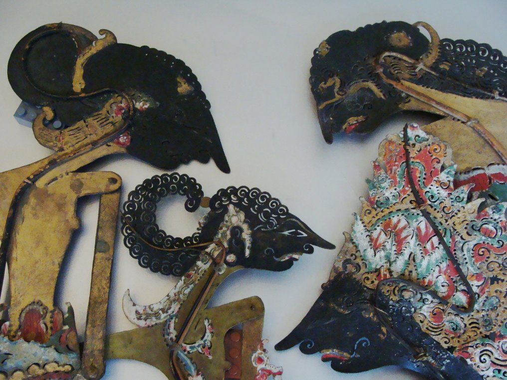 4 Wayang Kulit-opvisninger. To manifestationer af Arjuna, hans ægtefælle Subadia og Yudhisthira. - Buffelleder horn træ - Indonesien - Ca. 1925 #1.0