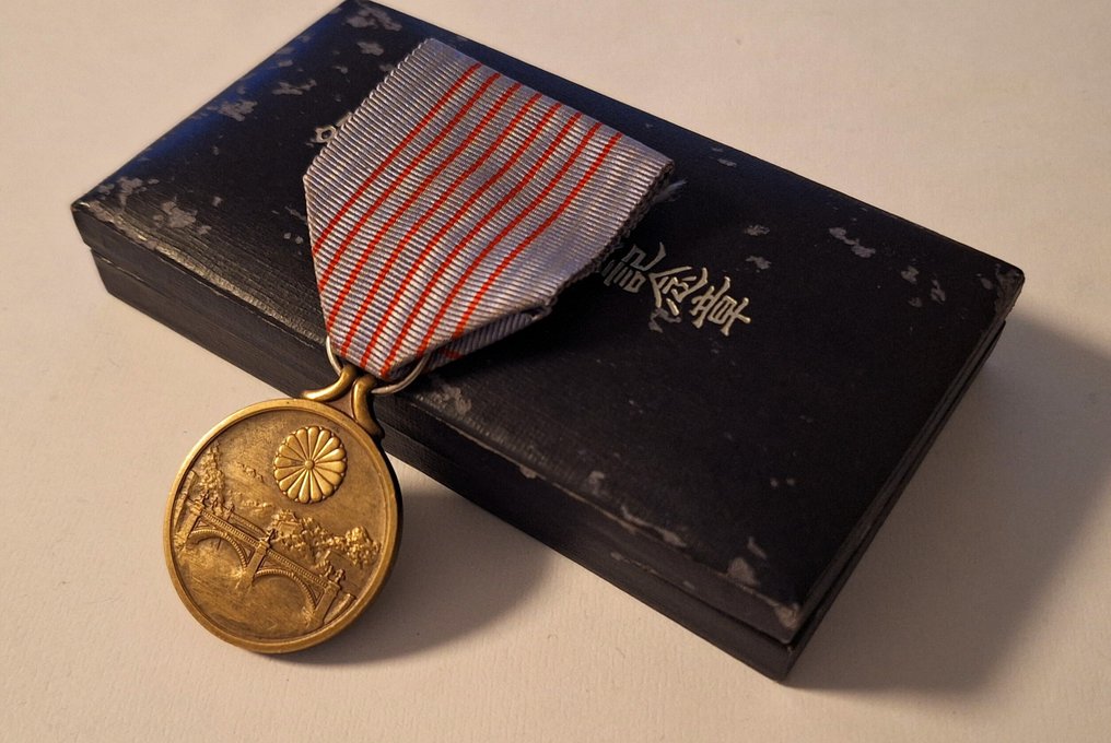 日本 - 奖章 - Japanese Imperial 1940 Foundation medal in bronze with original silk ribbon and box with silver #1.0