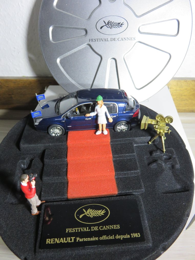 Norev 1:43 - Model sedan (4) - Coffret Renault partenaire officiel du Festival de Cannes Vel Satis édition limitée 2007 - Packaged in a cinema reel box with 2 figurines and a scale camera. #1.0