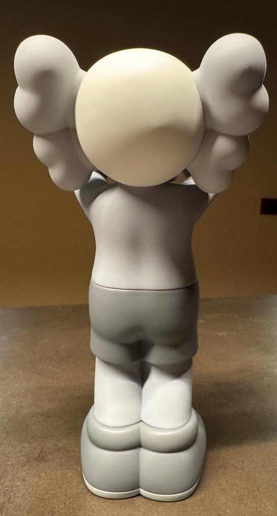 Kaws (1974) - Kaws : Holiday United Kingdom Grey #2.1