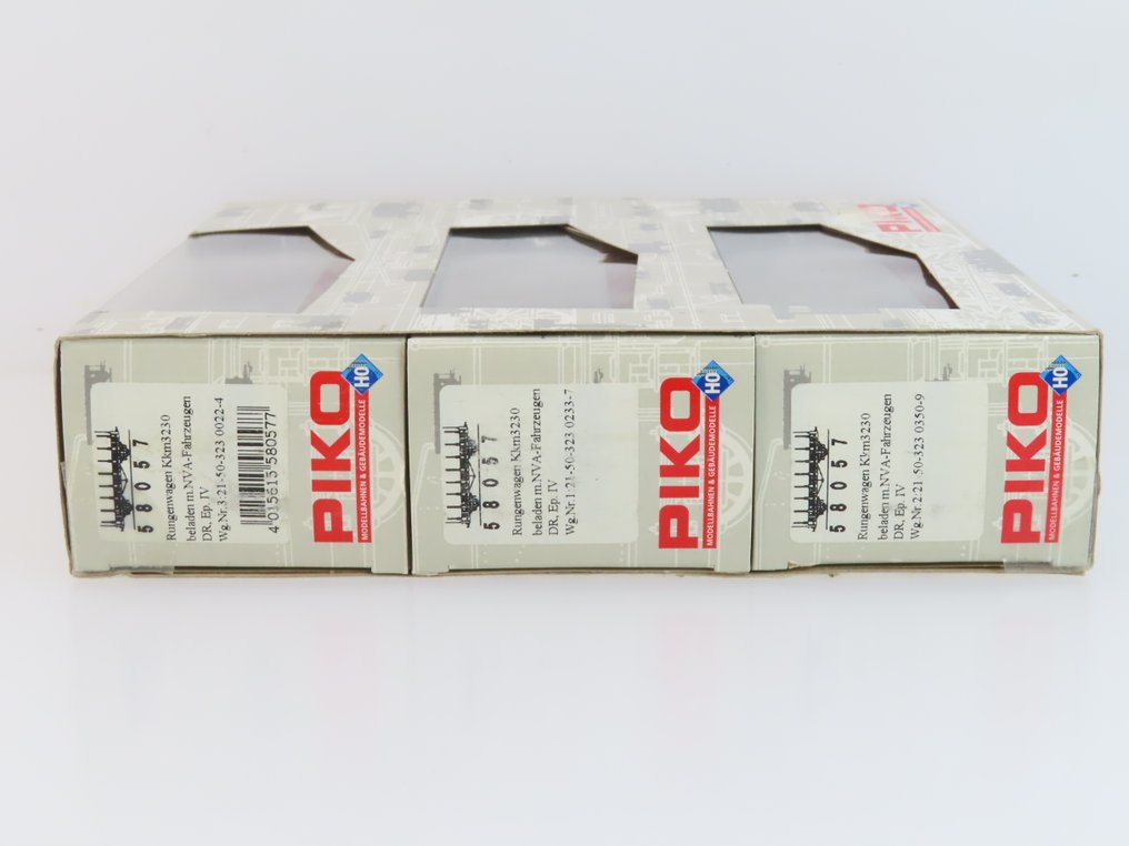 Piko H0 - 58057 - Zestaw modeli wagonu towarowego (1) - 3-częściowy zestaw wózków Rongenwagen załadowanych trzema różnymi pojazdami wojskowymi. - DR (DRB) #2.1