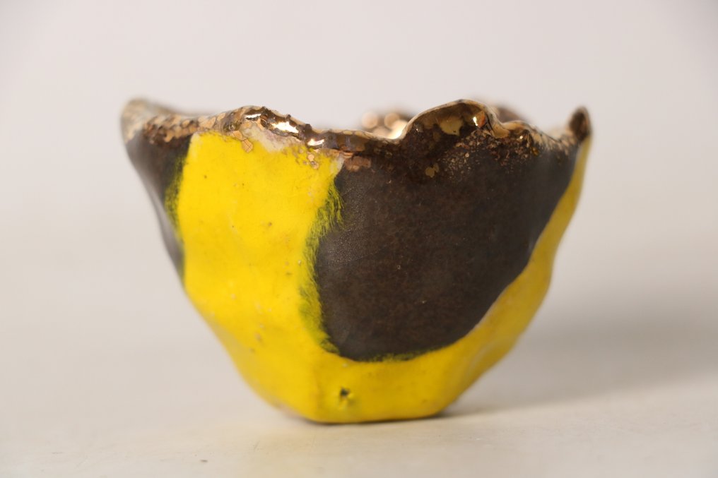 Takatsuru Gen - 黄色与黑色釉面 Guinomi,带金边 - 陶瓷 - 高鶴元 Takatsuru Gen (1938-) - 日本 - 1900-2000 #2.1