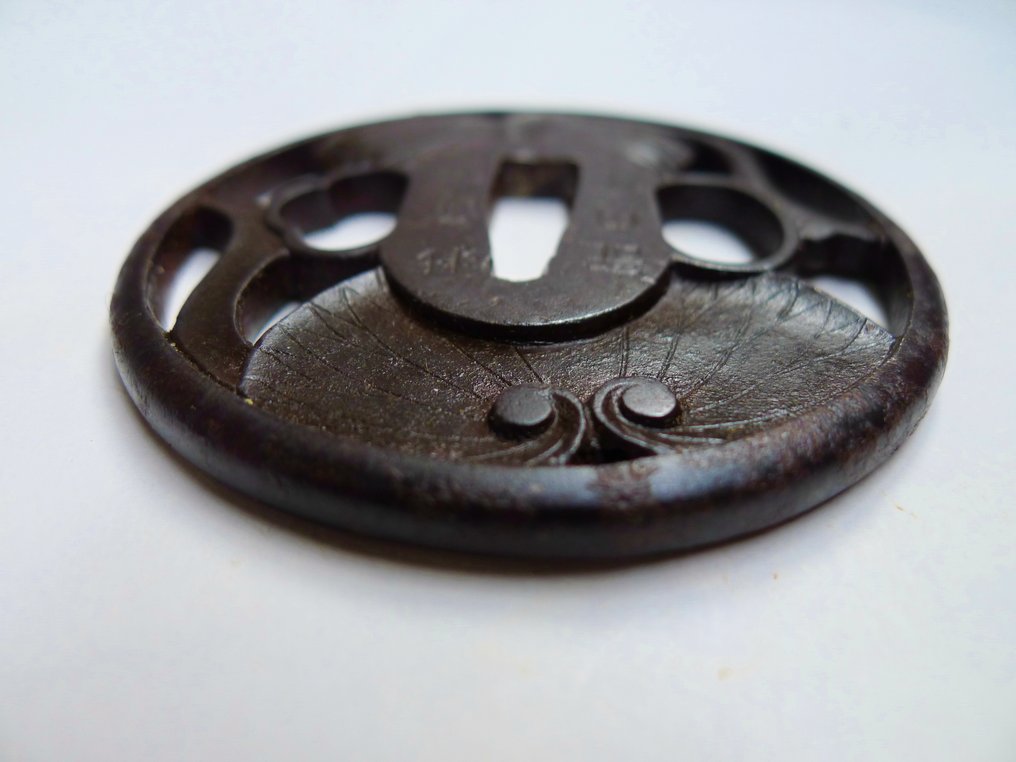 美丽的透雕青葵叶签名越前住記内作铁剑镡 - 日本 #4.3